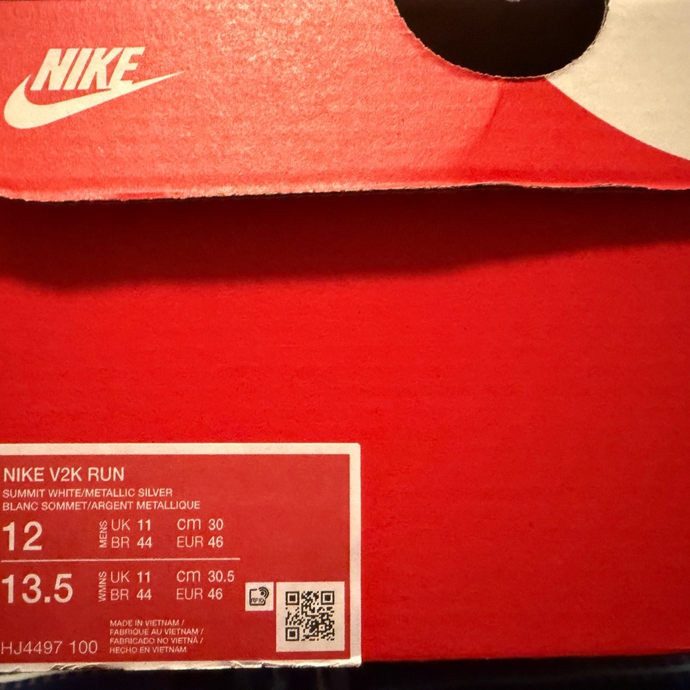 Nike Men’s Silver and White Mesh Trainer Sneakers - Picture 7 of 8